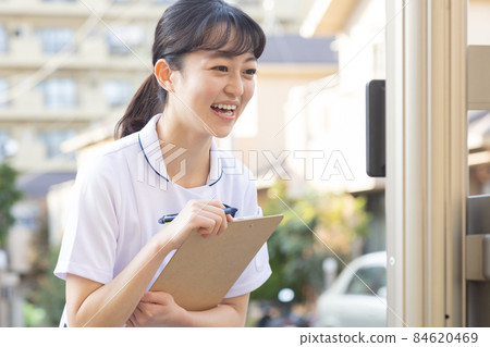 站在居民區的醫務人員 84620469