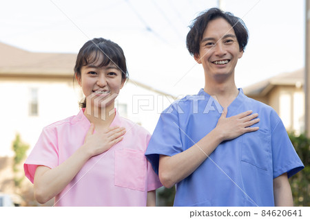 站在居民區的醫務人員 站在居民區的醫務人員 84620641