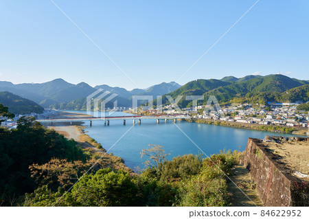 Kumano River seen from the ruins of Shingu Castle in Wakayama Prefecture 84622952