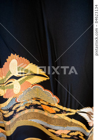 折疊的中袖上的皺紋 84623134