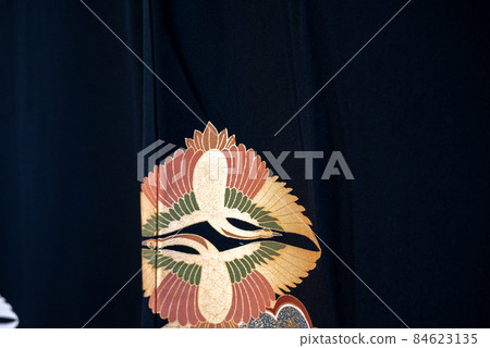 折疊的中袖上的皺紋 84623135