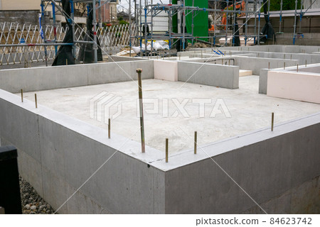 A site where scaffolding is built at the foundation construction site of a newly built detached house 84623742