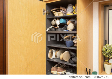 裝滿鞋子的鞋盒 84624240