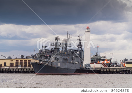 Russia. Saint-Petersburg. August 15, 2021. The small anti-submarine ship Zelenodolsk moored in the Middle harbor at the eastern wall of Ust-Slingshot in Kronstadt. Russia. Saint-Petersburg. August 15, 2021. The small anti-submarine ship Zelenodolsk moored in the Middle harbor at the eastern wall of Ust-Slingshot in Kronstadt. 84624878