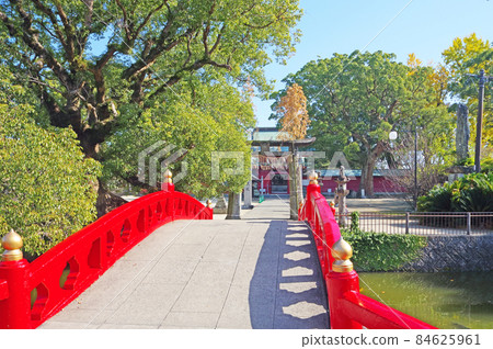 福岡縣久留米市北野天滿宮塔門和朱紅色神橋 84625961