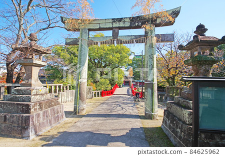 福岡縣久留米市北野天滿宮和朱紅色橋 84625962