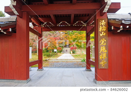 The gate of the Obaku sect temple Horinzan Kakuonji Temple in Chofu, Shimonoseki City, Yamaguchi Prefecture 84626002