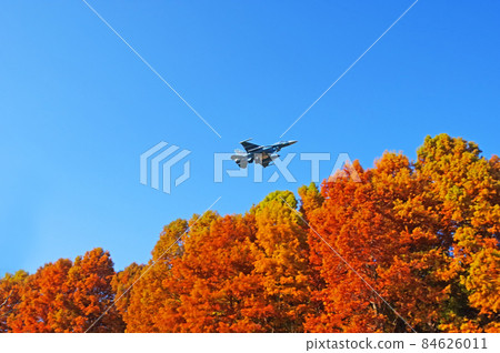 A fighter flying over the Metase no Mori, Chikujo Town, Fukuoka Prefecture 84626011