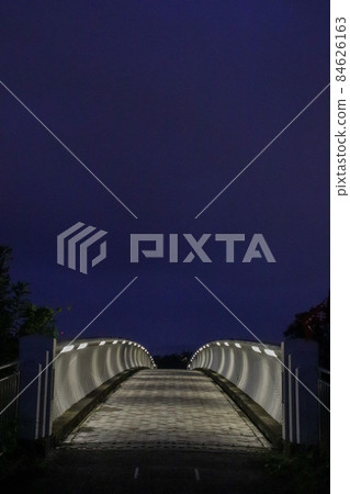 一座夜間點亮的橋 84626163