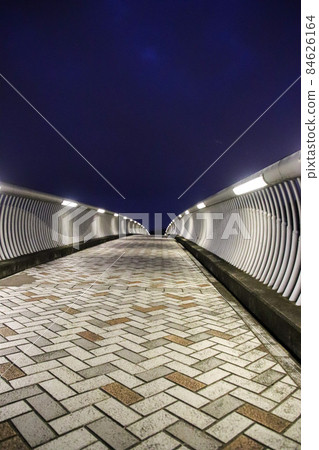 一座夜間點亮的橋 84626164