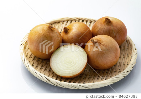 白色背景濾器上的洋蔥 84627385