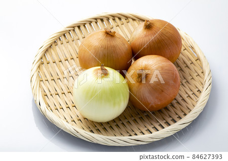 白色背景濾器上的洋蔥 白色背景濾器上的洋蔥 84627393