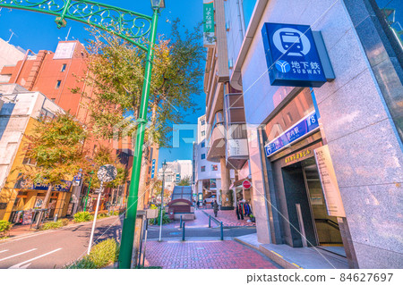 日本橫濱城市景觀，在馬車道一側俯瞰地鐵近鐵關內站（入口） 84627697