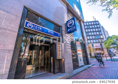 日本橫濱城市景觀,在馬車道一側俯瞰地鐵近鐵關內站(入口) 日本橫濱城市景觀,在馬車道一側俯瞰地鐵近鐵關內站(入口) 84627698