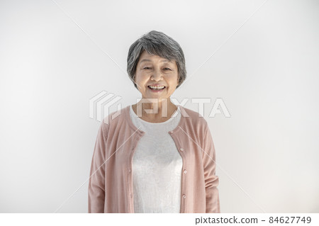 看照相機畫象的資深女性 看照相機畫象的資深女性 84627749