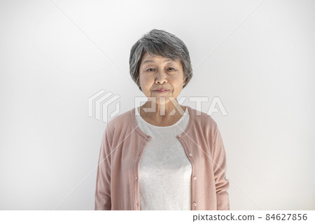 看照相機畫象的資深女性 看照相機畫象的資深女性 84627856