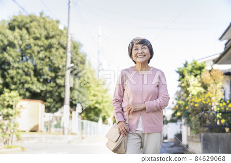 笑臉高級女人肖像 84629068