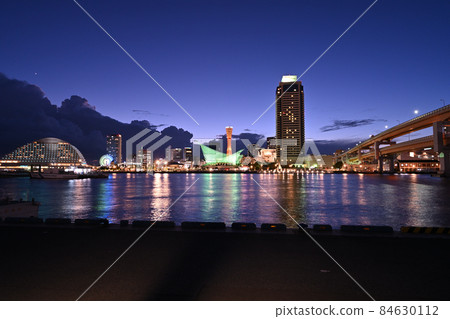 Kobe Port Tower and Mosaic Big Ferris at dusk 84630112