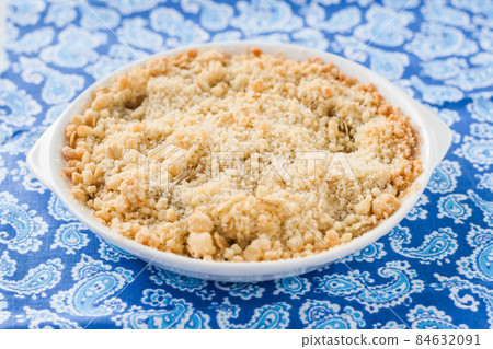 crumble with rhubarb and apple 84632091