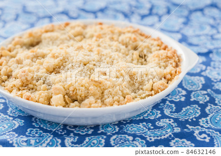 crumble with rhubarb and apple 84632146
