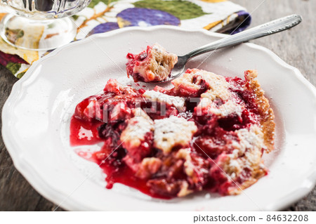 Serve on a plate plum a Clafoutis Serve on a plate plum a Clafoutis 84632208