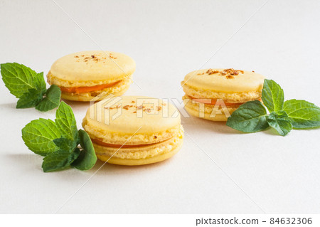 cakes yellow flower and mint macaron 84632306