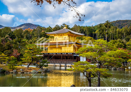 Kyoto Kinkakuji Temple in the fall Kyoto Kinkakuji Temple in the fall 84633070