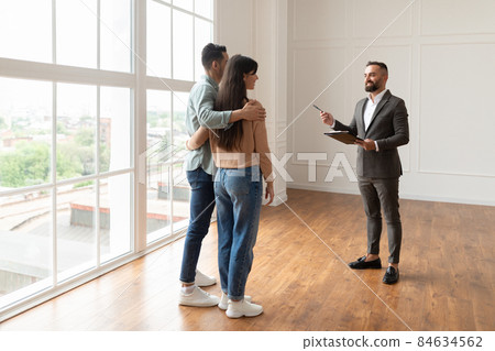 Estate Agent In Suit Showing Buyers New Apartment Estate Agent In Suit Showing Buyers New Apartment 84634562