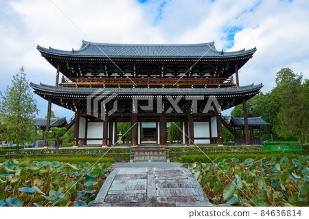 東福寺,現存最古老的山門,兩側有山廊和樓梯 東福寺,現存最古老的山門,兩側有山廊和樓梯 84636814