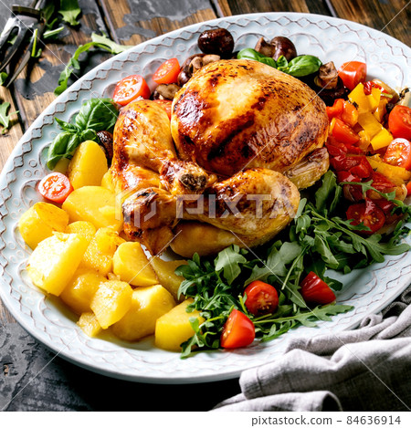 Grilled cooked whole chicken with grilled bell pepper and potatoes Grilled cooked whole chicken with grilled bell pepper and potatoes 84636914