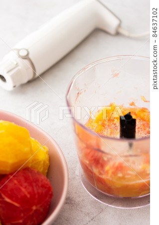 Peeled grapefruits, oroblancos and oranges Peeled grapefruits, oroblancos and oranges 84637102