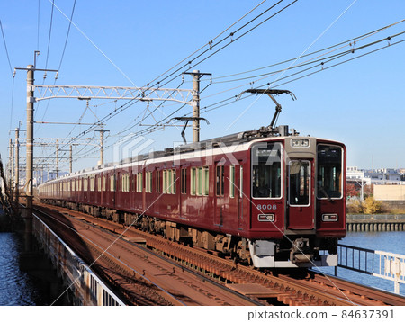 在神崎川站附近運行的阪急神戶線 8000 系列列車 84637391