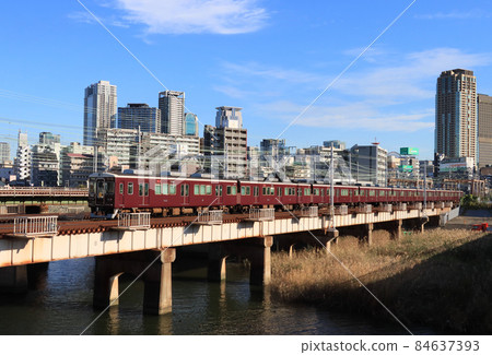 Hankyu Kobe Line Yodogawa Bridge 7000 series train 84637393