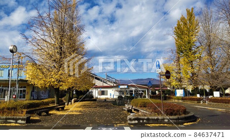 The roundabout in front of "Shin-Ohirashita Station" on the Tobu Line, where ginkgo leaves turned yellow. The roundabout in front of "Shin-Ohirashita Station" on the Tobu Line, where ginkgo leaves turned yellow. 84637471