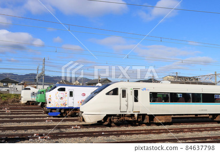 在向日町車站排隊的火車 在向日町車站排隊的火車 84637798