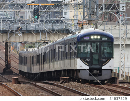 3000 series train running near Keihan Noe Station 84637829