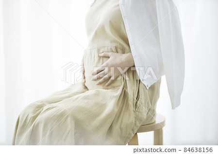 Pregnant woman maternity late pregnancy 84638156