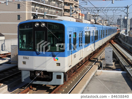 5550系列車抵達阪神青木站 5550系列車抵達阪神青木站 84638840