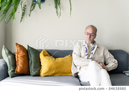 一位老人在房間裡放鬆的畫像 84638980