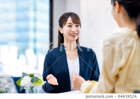 與一位年輕女性協商的規劃師 84639524