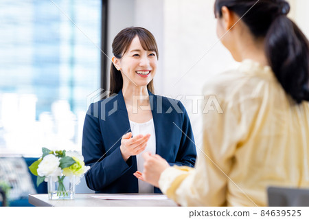 與一位年輕女性協商的規劃師 84639525