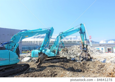 拆除大型重型機械的建築拆除工地 84641278