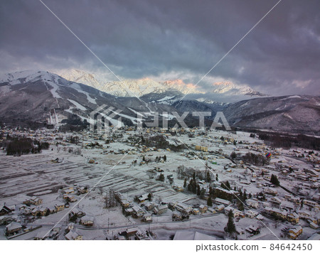 A magnificent view of the mysterious Morgen Lot of the Hakuba Mountain Range and Happoone / Hakuba Village, Hakuba Village, Nagano Prefecture (aerial view by drone) A magnificent view of the mysterious Morgen Lot of the Hakuba Mountain Range and Happoone / Hakuba Village, Hakuba Village, Nagano Prefecture (aerial view by drone) 84642450