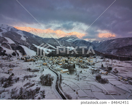 A magnificent view of the mysterious Morgen Lot of the Hakuba Mountain Range and Happoone / Hakuba Village, Hakuba Village, Nagano Prefecture (aerial view by drone) A magnificent view of the mysterious Morgen Lot of the Hakuba Mountain Range and Happoone / Hakuba Village, Hakuba Village, Nagano Prefecture (aerial view by drone) 84642451