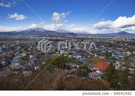 A magnificent view of Suzaka City, Mt. Togaku, Mt. Iizuna, Mt. Kurohime, Mt. Myoko, and Mt. Madarao (Mt. 84642482