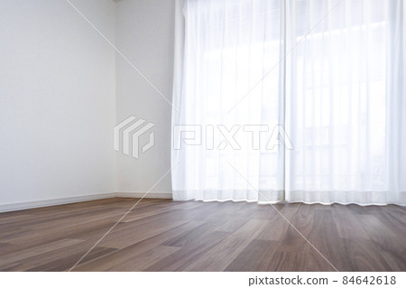Flooring room where light shines through the windows 84642618