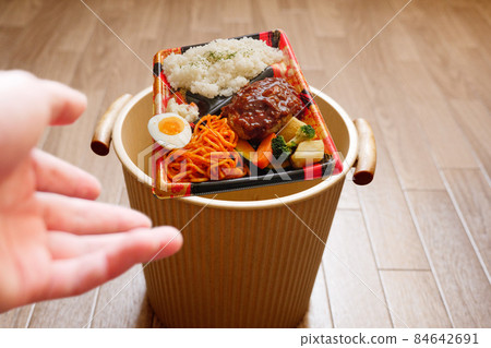 Throw the lunch box into the trash can with the image of food loss Throw the lunch box into the trash can with the image of food loss 84642691