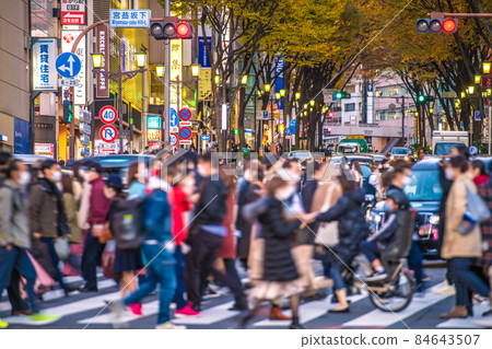 日本東京城市景觀 世界因 Omicron 股票而動搖。 12 月的澀谷和宮山坂下正在威脅人們......= 3 天 84643507