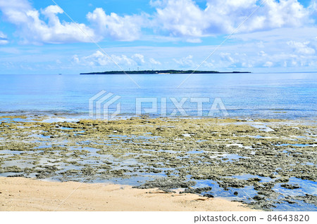 從小牧島（沖繩縣南城市）眺望久高島 [2020.9] 84643820