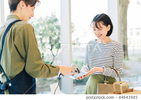 做智能手機付款的年輕女人 84643985
